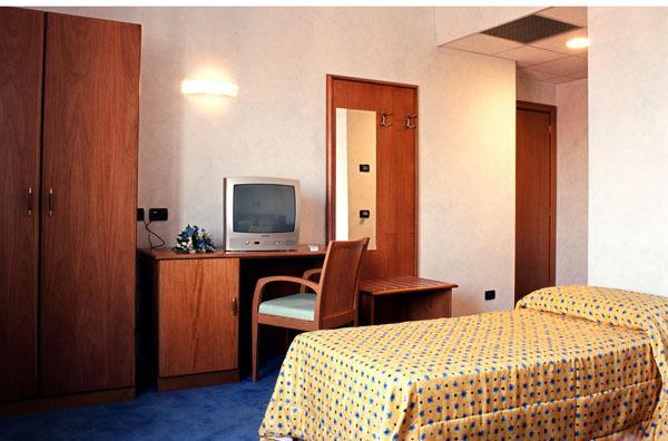 Hotel Italia Carmagnola Cameră foto