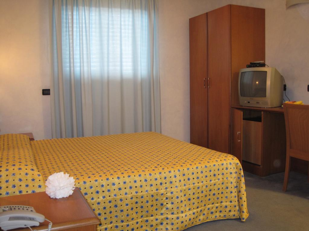Hotel Italia Carmagnola Cameră foto