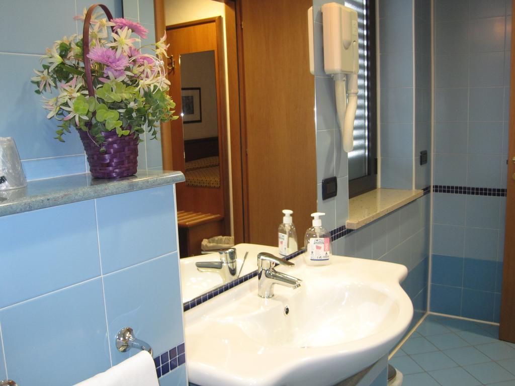Hotel Italia Carmagnola Cameră foto