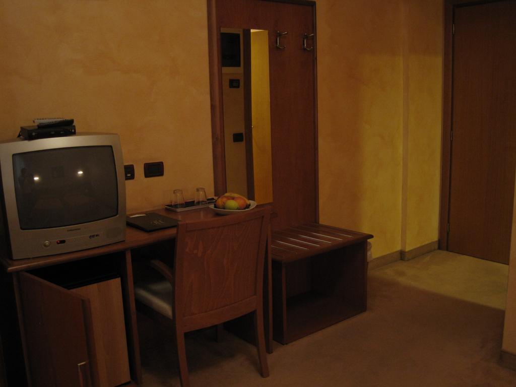 Hotel Italia Carmagnola Cameră foto