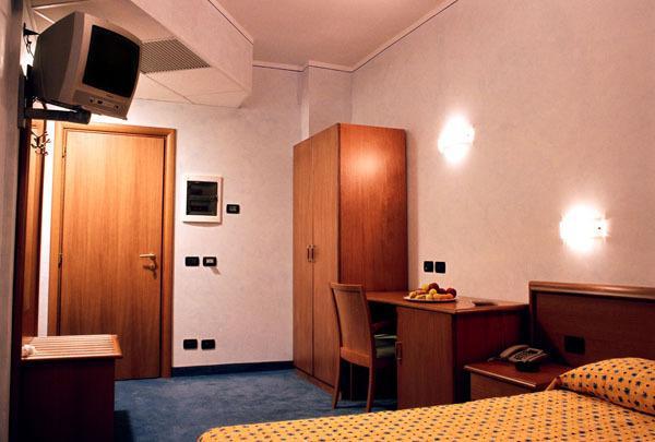 Hotel Italia Carmagnola Cameră foto
