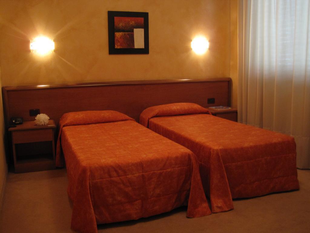 Hotel Italia Carmagnola Cameră foto